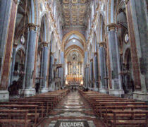 L'interno della chiesa di San Domenico Maggiore a Napoli