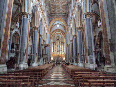 L'interno della basilica di San Domenico Maggiore a Napoli