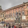 Il palazzo D'Accursio e la fontana di Nettuno a Bologna