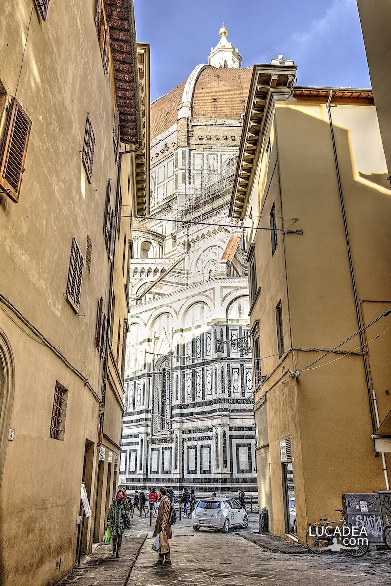 Uno scorcio del Duomo di firenze dai vicoli attorno