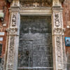 Il portale di Palazzo Lorenzo Cattaneo nel centro storico di Genova
