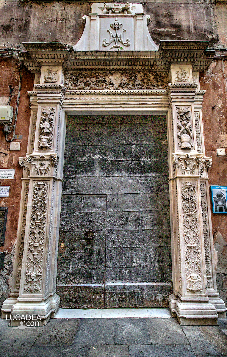 Il portale di Palazzo Lorenzo Cattaneo nel centro storico di Genova