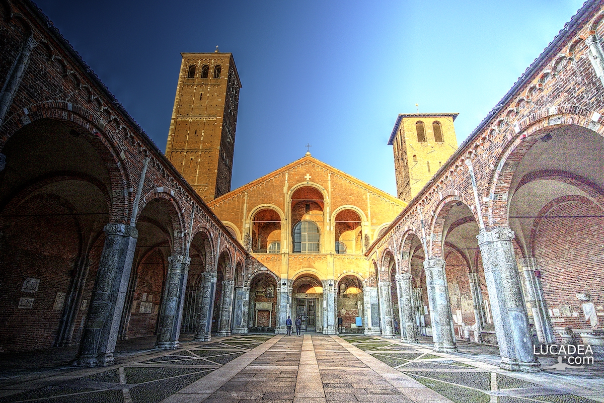 La famosa facciata della Basilica di Sant'Ambrogio a Milano