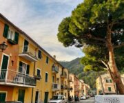 Le case colorate in via Milite Ignoto a Riva Trigoso