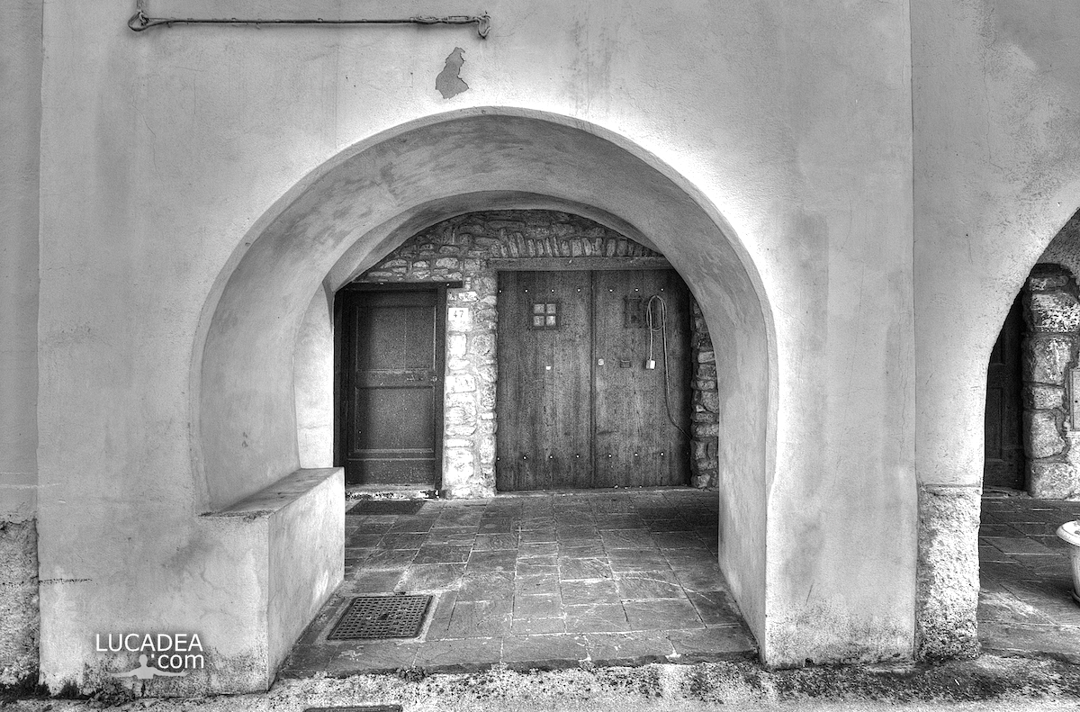 Un portico di Varese Ligure fotografato in bianco e nero
