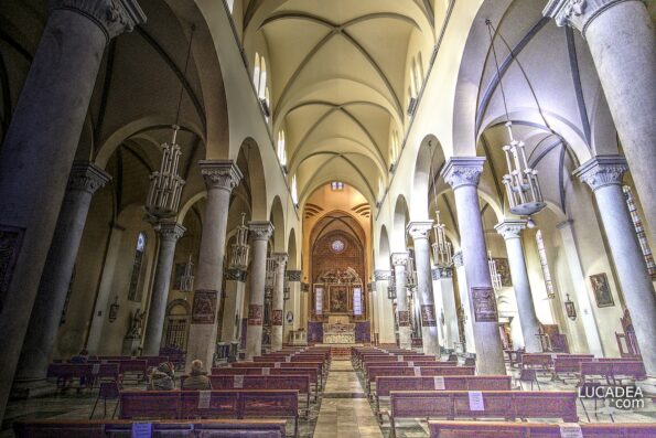 L'interno della chiesa abbaziale di Santa Maria Assunta a La Spezia