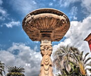 La parte superiore della fontana di piazza Matteotti a Sestri Levante