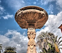 La parte superiore della fontana di piazza Matteotti a Sestri Levante