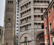 Uno scorcio del Battistero e del campanile del Duomo di Parma