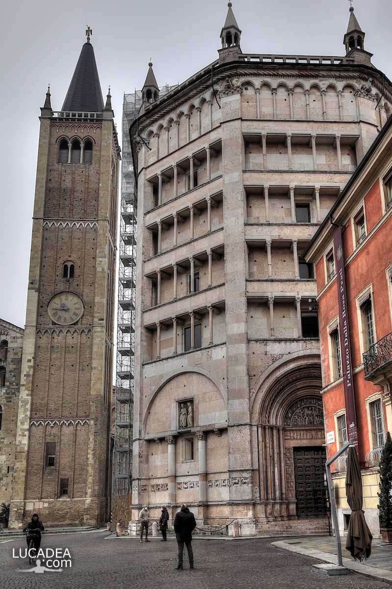 Uno scorcio del Battistero e del campanile del Duomo di Parma