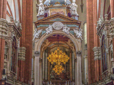 L'altare maggiore della Basilica di San Petronio a Bologna
