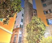 La Torre degli Embriaci nel centro storico di Genova