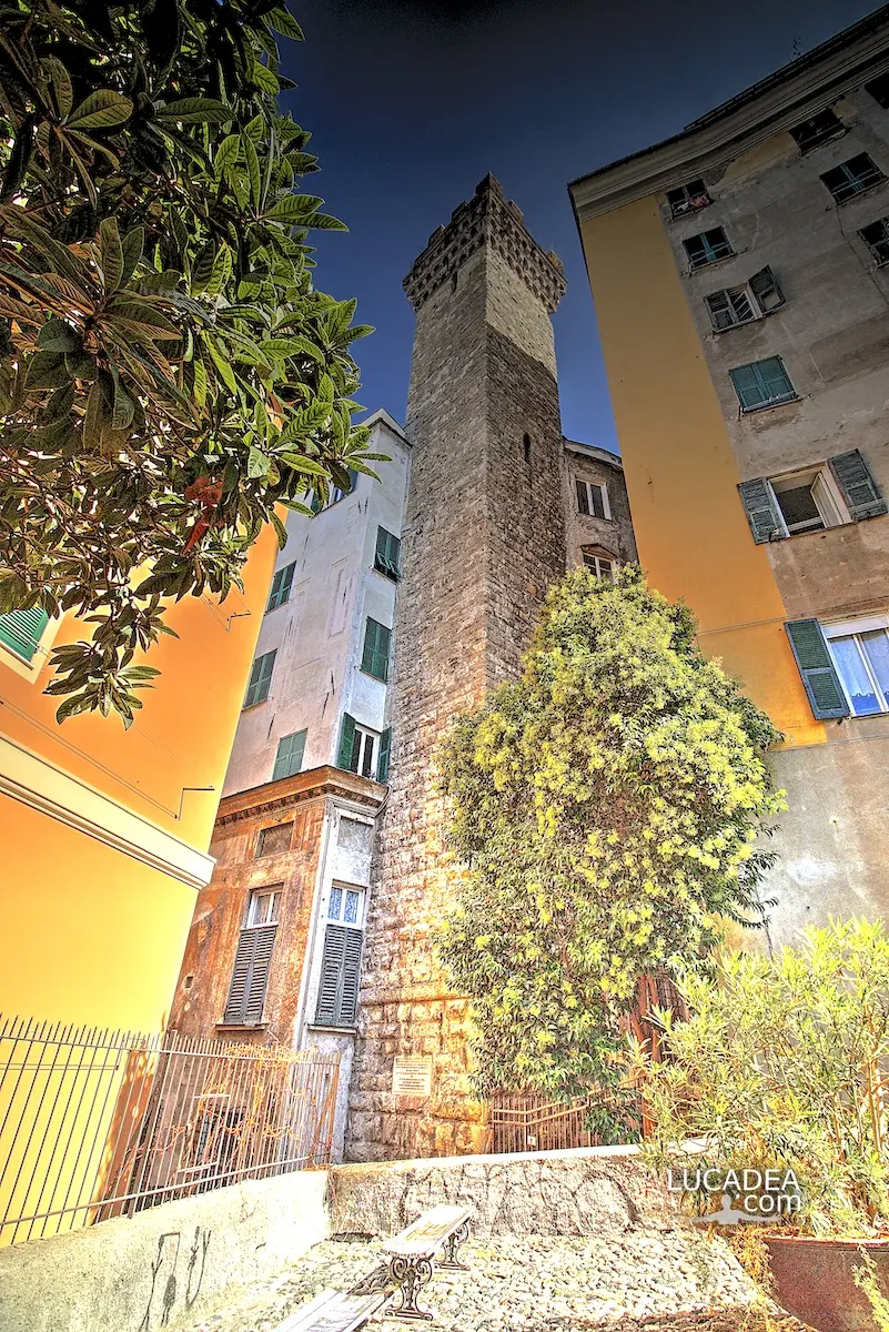 La Torre degli Embriaci nel centro storico di Genova
