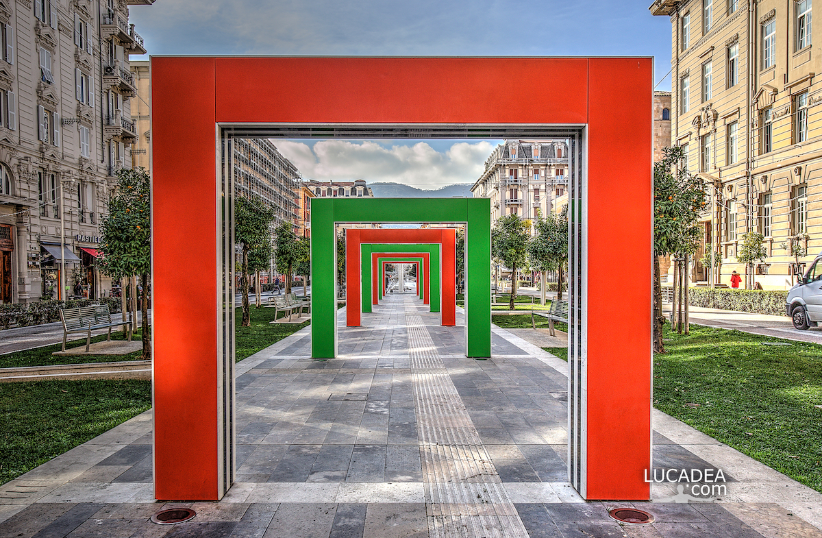 L’installazione di Daniel Buren in piazza Verdi alla Spezia
