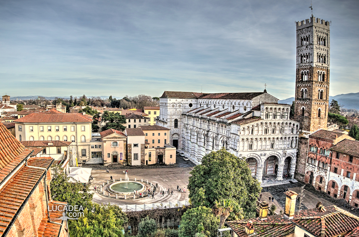 La piazza del Duomo di Lucca vista dall’alto