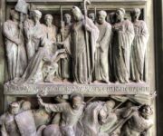 Un particolare di uno dei portali del Duomo di Milano