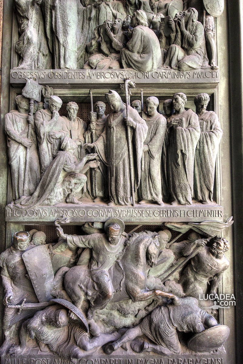 Un particolare di uno dei portali del Duomo di Milano