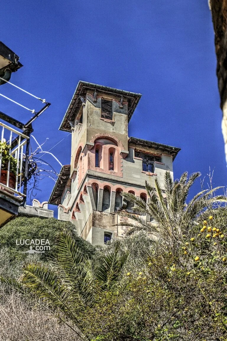 La torre della Fortezza di Monleone svetta sopra il borgo marinaro di Moneglia, sulla Riviera ligure di Levante