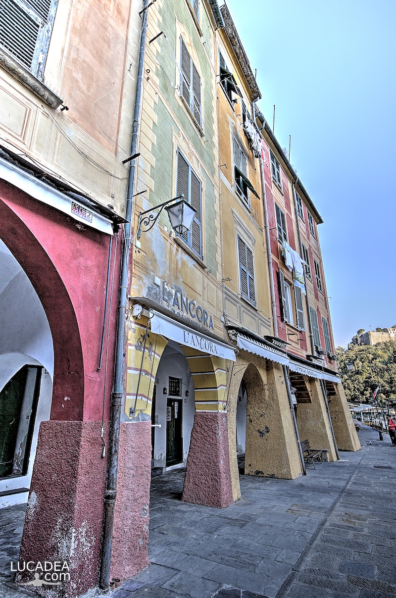 Alcune case affacciate sulla piazzetta di Portofino in Liguria
