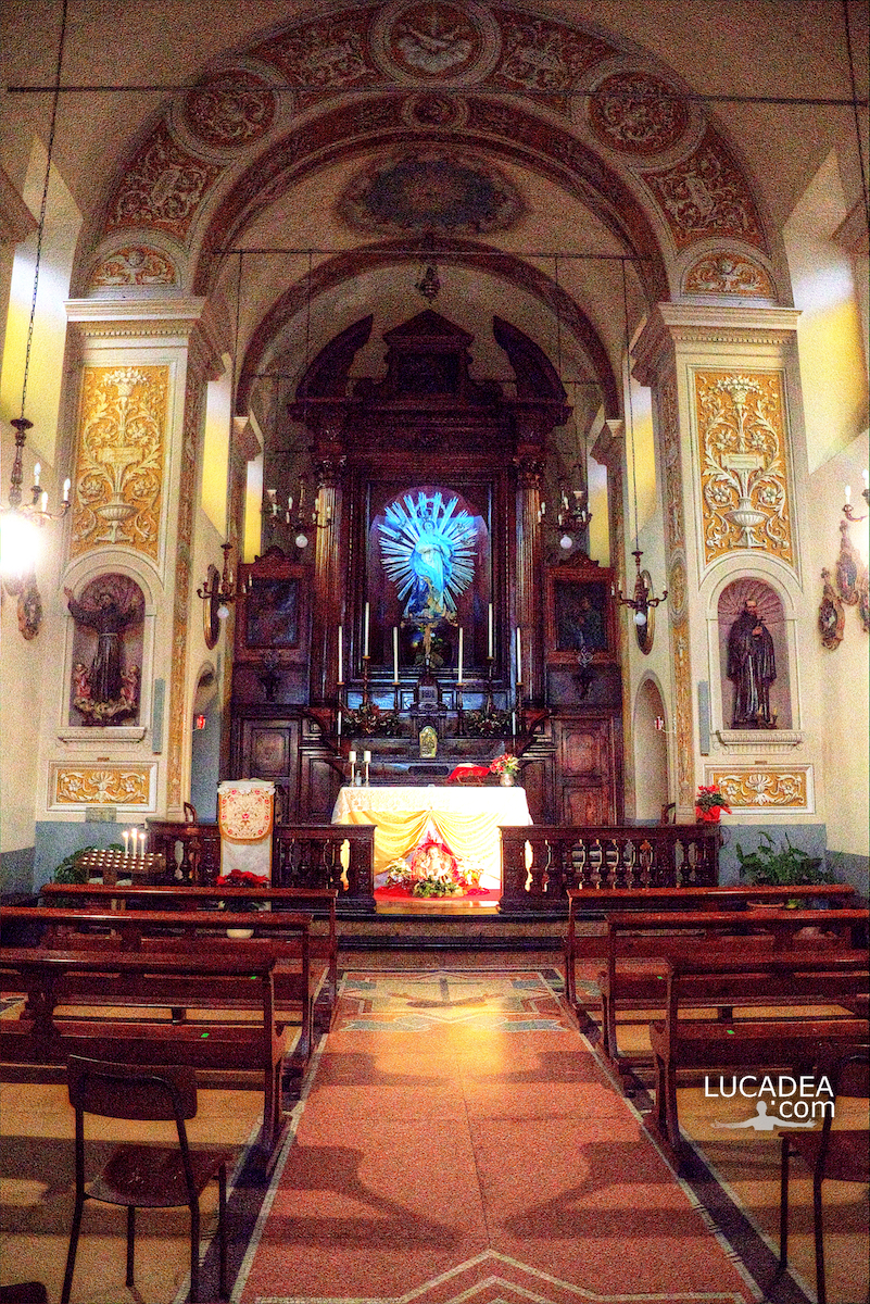 L'interno della chiesa dei Cappuccini a Sestri Levante