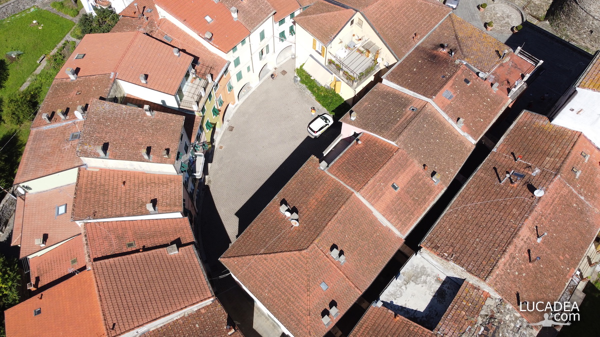 Il borgo rotondo di Varese Ligure ripreso dal drone