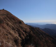 La vista, molto in lontananza, di Sestri Levante dal Monte Caucaso