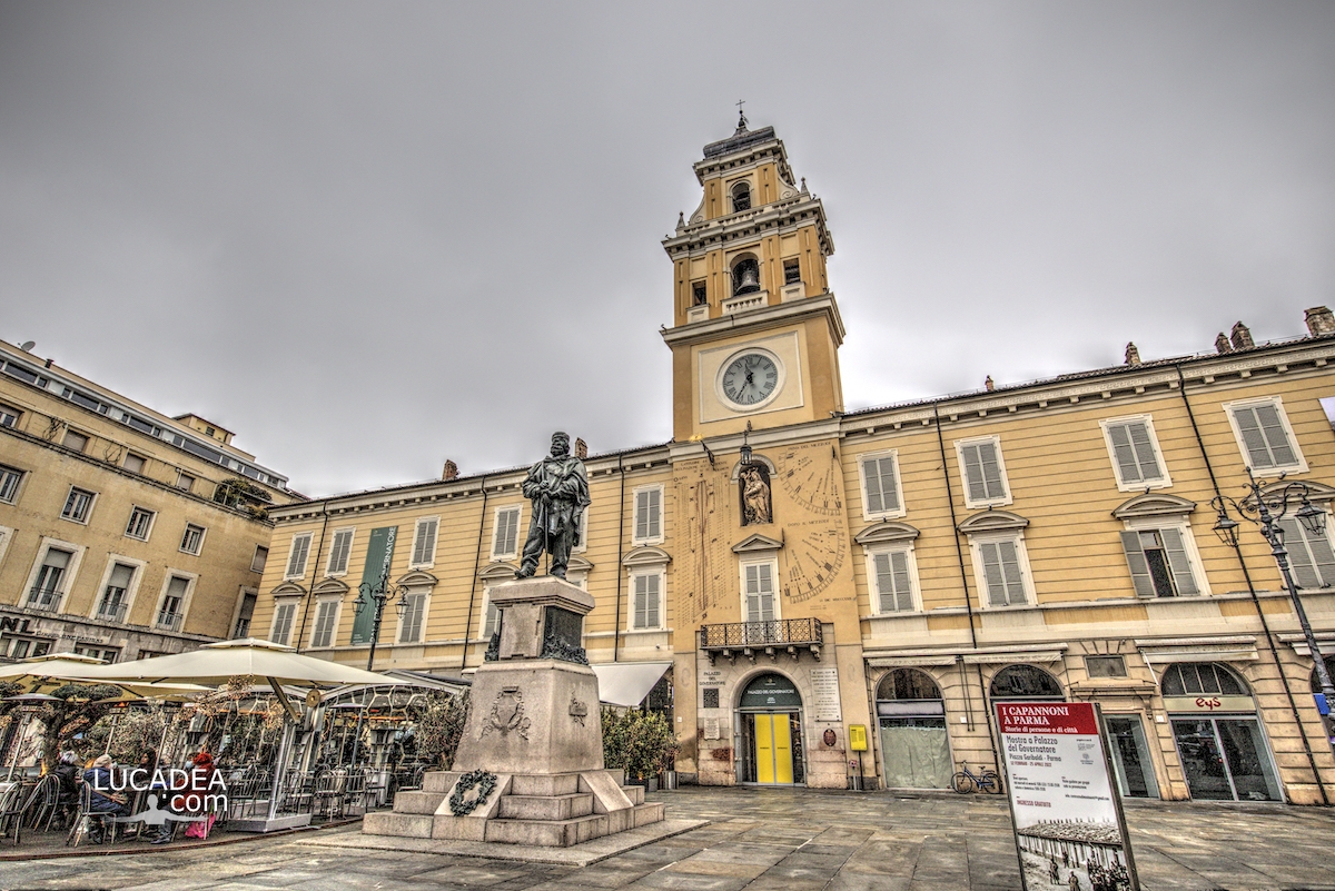 Piazza Garibaldi ed il Palazzo del Governatore a Parma