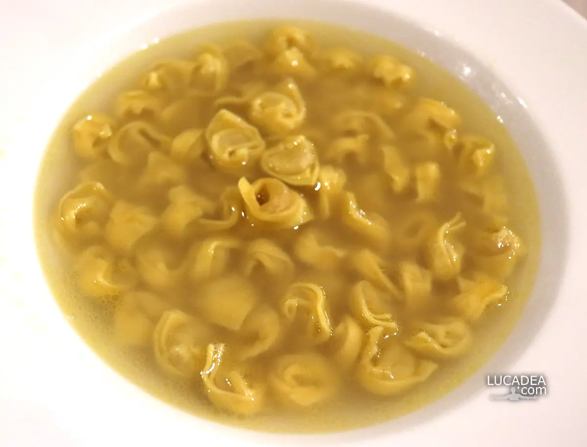 I tortellini in brodo della 051 Osteria Quadrilatero a Bologna
