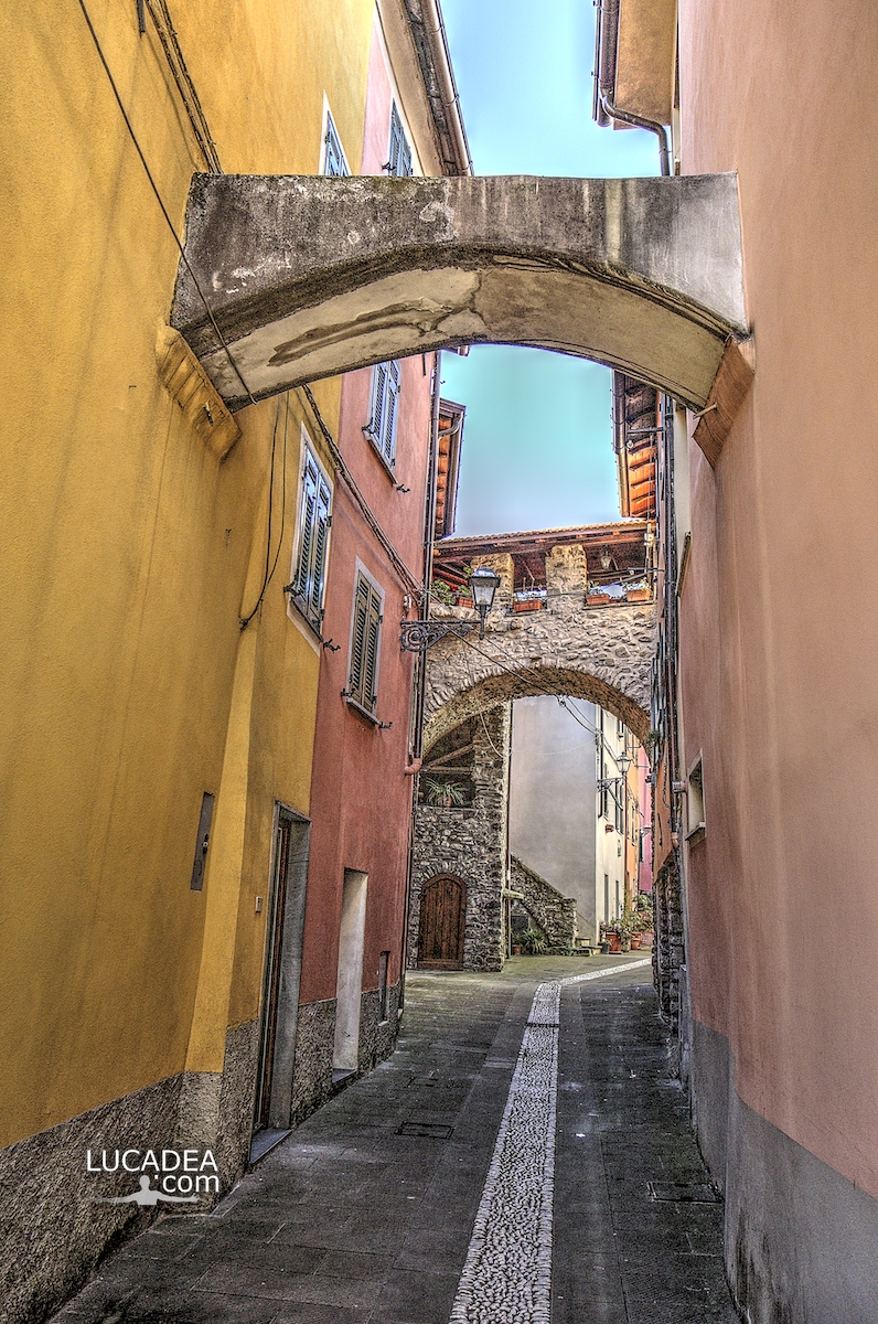 Gli archi di sbatacchio in un vicolo a Brugnato, in Liguria