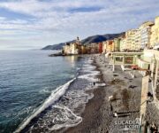La spiaggia del borgo di Camogli in Liguria fotografata in inverno