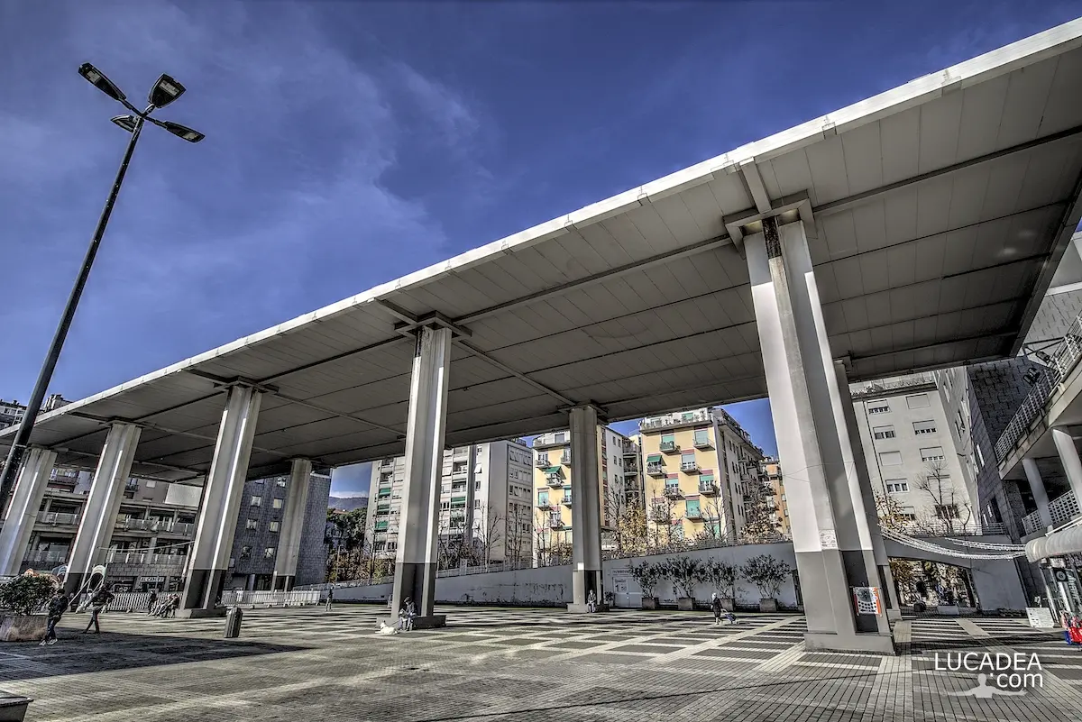 Piazza John Fitzgerald Kennedy alla Spezia con la moderna struttura di copertura che caratterizza lo spazio urbano