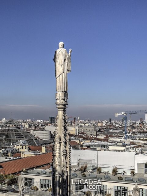 Una statua su una guglia del Duomo di Milano
