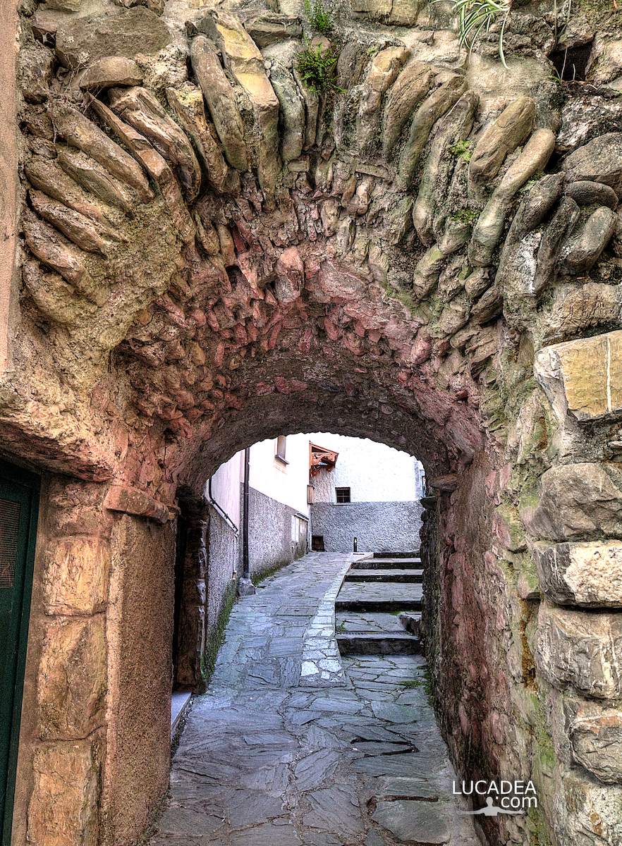 Un arco in pietra a Varese Ligure