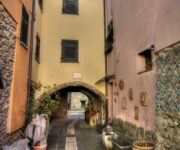 Un arco basso del centro storico di Brugnato, un bel borgo ligure