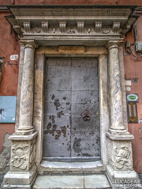 Il portale d'ingresso del Palazzo Basadonne a Genova