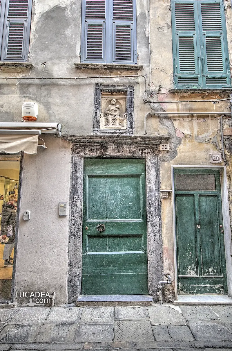 Una edicola votiva sopra un portale in ardesia a Lavagna