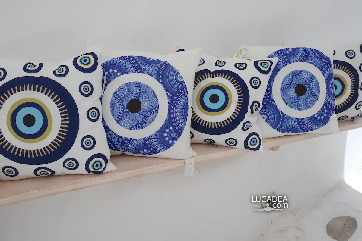 Cuscini greci con occhio Nazar esposti in un negozio nei vicoli di Mykonos vicino alla Little Venice