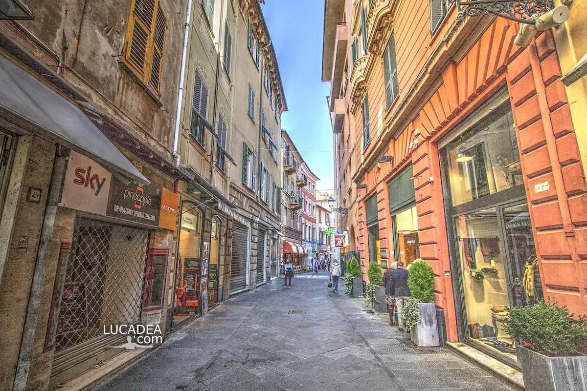 Scorcio di via Mazzini, il caruggio pedonale nel centro di Rapallo, cuore della passeggiata cittadina