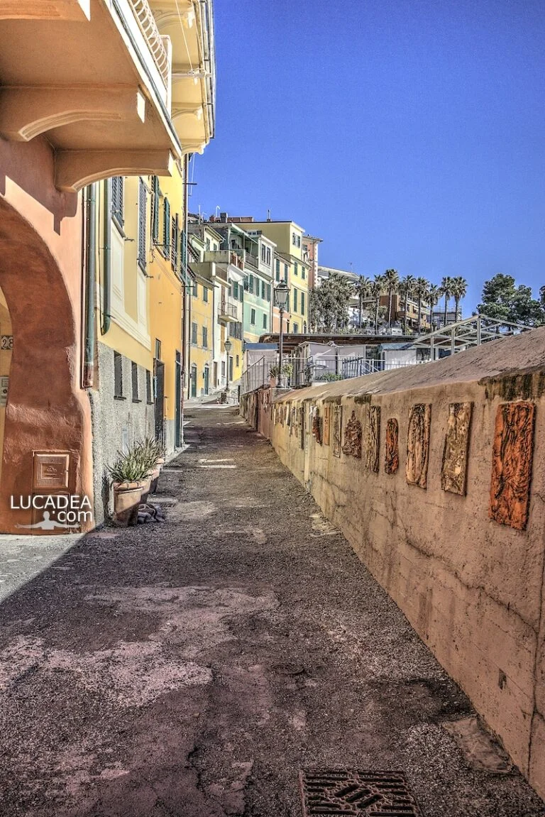 Via Cristoforo Colombo a Bogliasco, una creuza che parte dal porticciolo