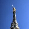 La famosa statua della Madonnina che domina la città di Milano
