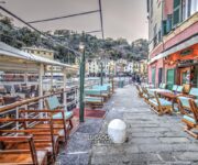 Tavolini dei ristoranti e caffè sul porticciolo di Portofino in Liguria