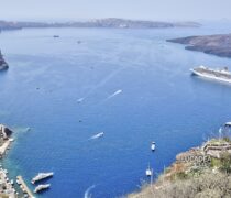 La Costa Deliziosa nella caldera di Santorini in Grecia