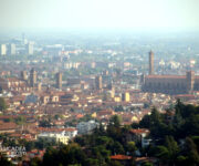 La vista sulla città di Bologna dal portico di San Luca