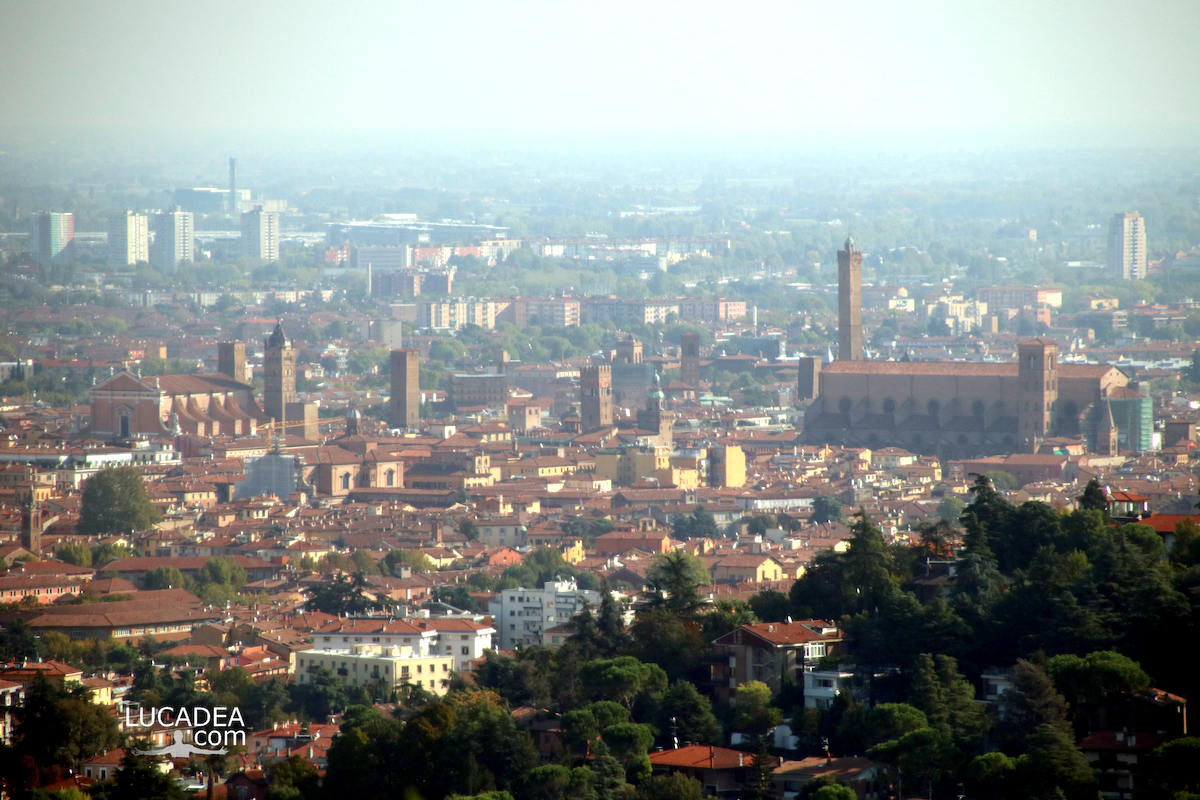 La vista sulla città di Bologna dal portico di San Luca