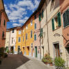 Il caruggio curvato del borgo di Brugnato in Liguria
