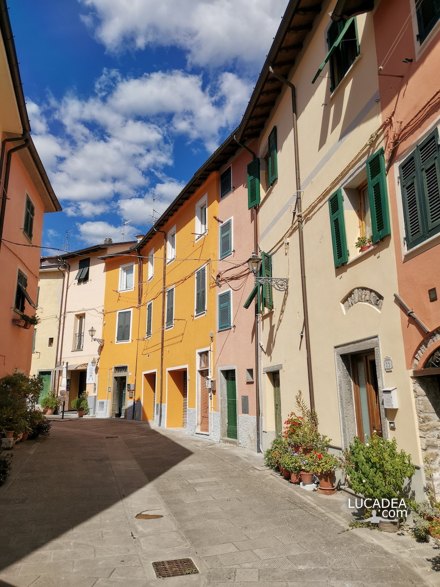 Il caruggio curvato del borgo di Brugnato in Liguria