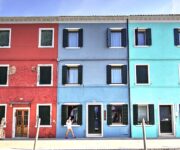 Le celebri case colorate dell'isola di Burano vicino a Venezia