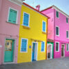 Alcune case colorate tra le calli di Burano vicino a Venezia