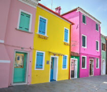 Alcune case colorate tra le calli di Burano vicino a Venezia