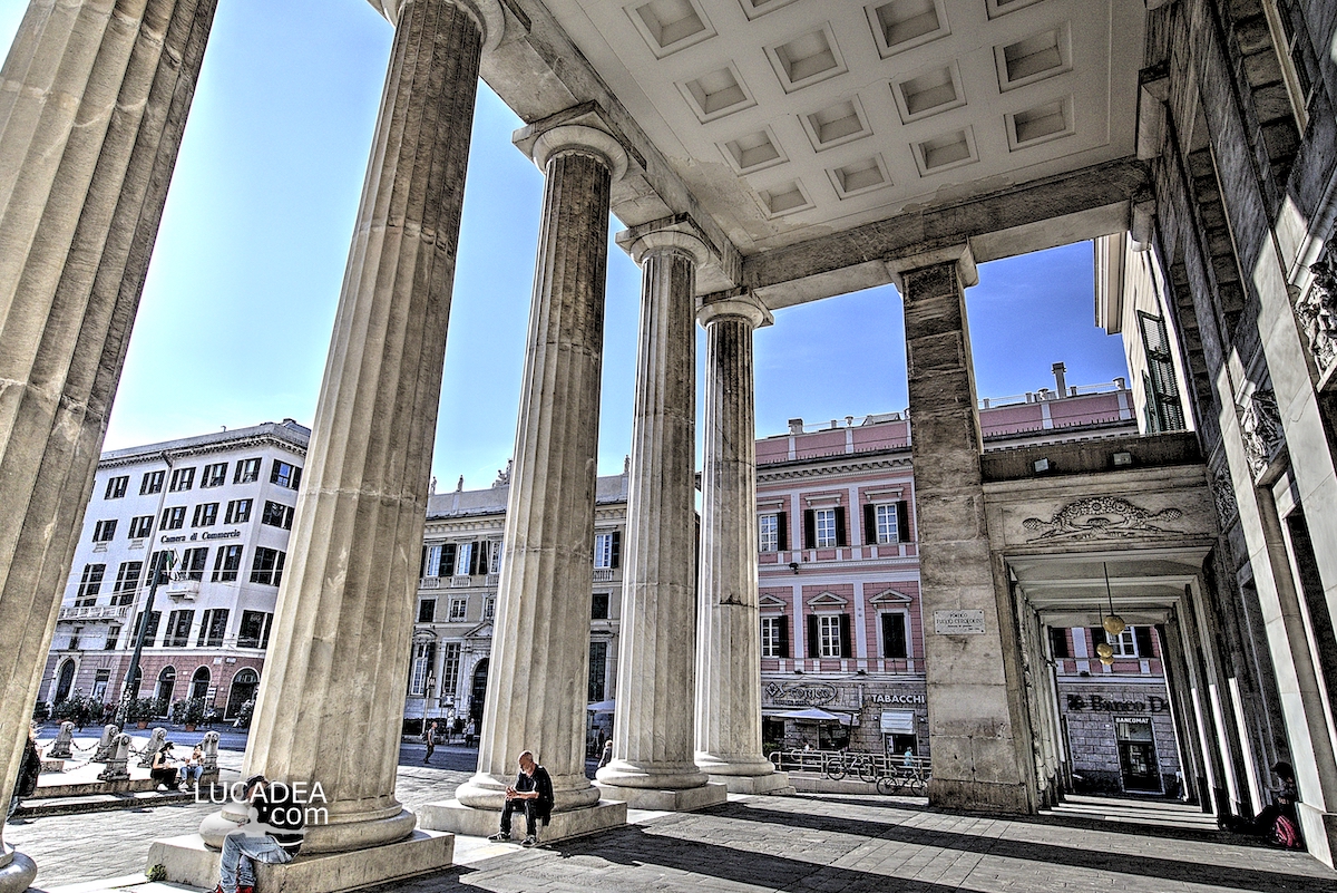 Il portico del Teatro Carlo Felice a Genova